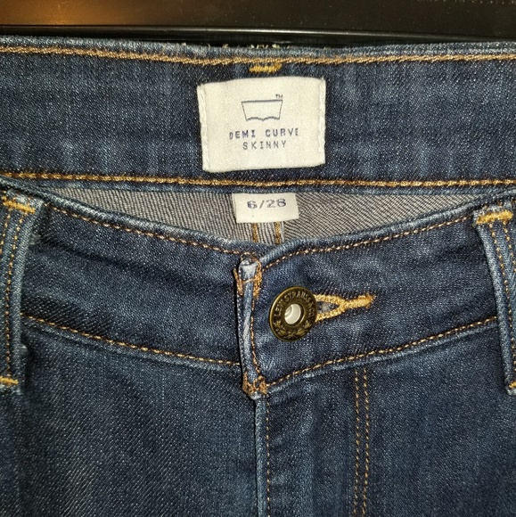 SOLD**** Levi's Demi Curve skinny Jeans - Picture 4 of 4
